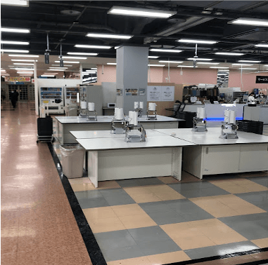 食物販やPR活動に最適な店内1Fレジアウト サービスカウンター側1