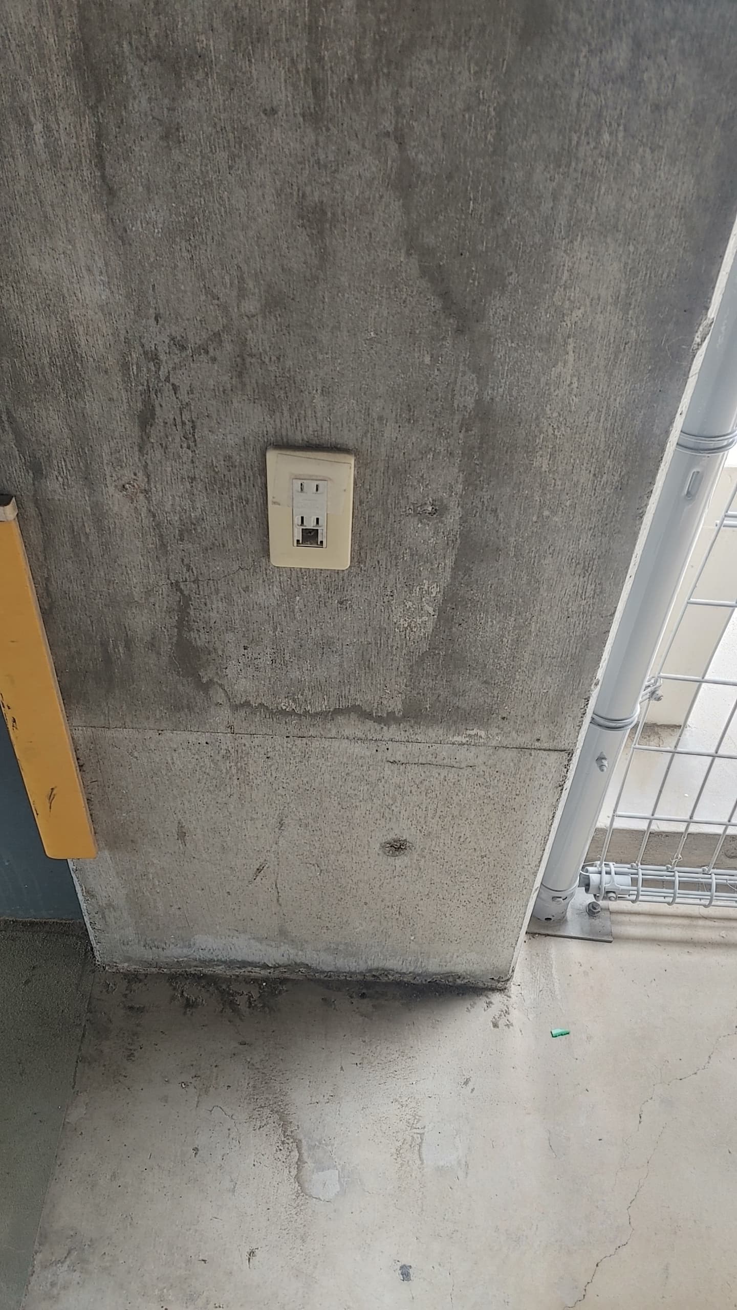 ⑪ポップアップストアやプロモーションに適した駐車場スペース(立体駐車場3F店舗東側エントランス前_駐車場1区画)2