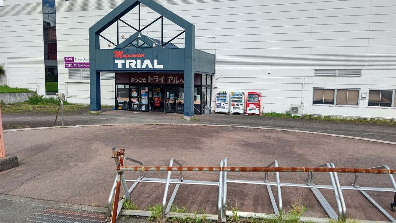 キッチンカーの出店が可能な西口屋外スペース