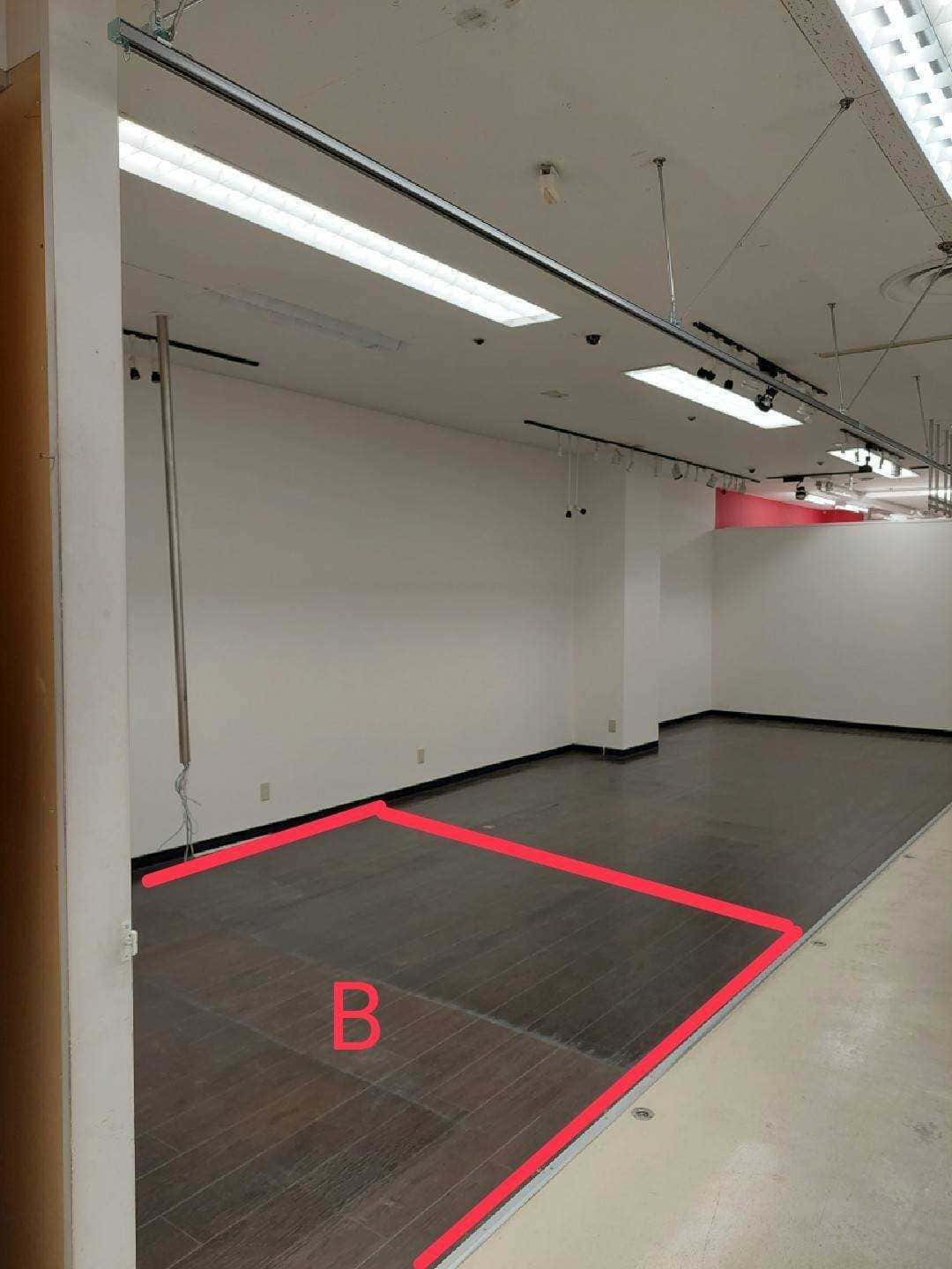 販促プロモーションやポップアップストアに適した視認性の高い1階レジアウト付近のイベントスペース(半面貸しB:左側)