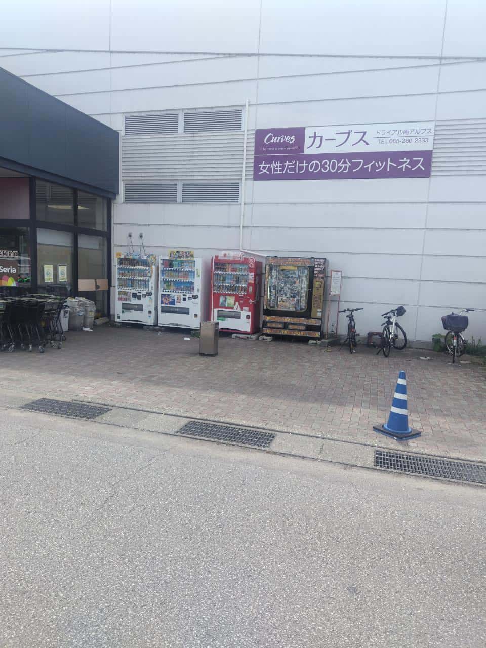 キッチンカーや食物販に利用可能な東口屋外スペース