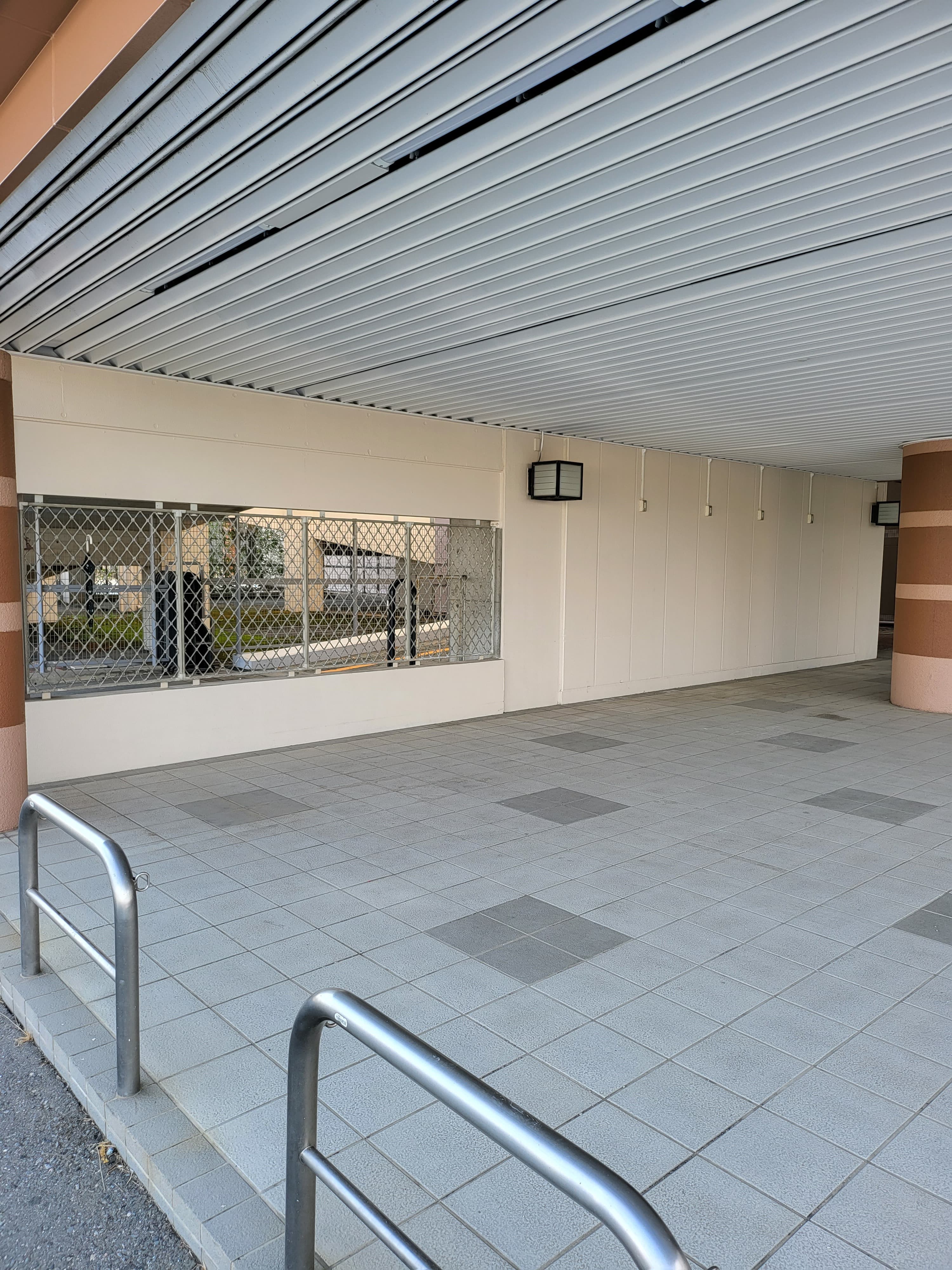 ①ポップアップストアや出張販売に利用可能な東側出入口軒下スペース1