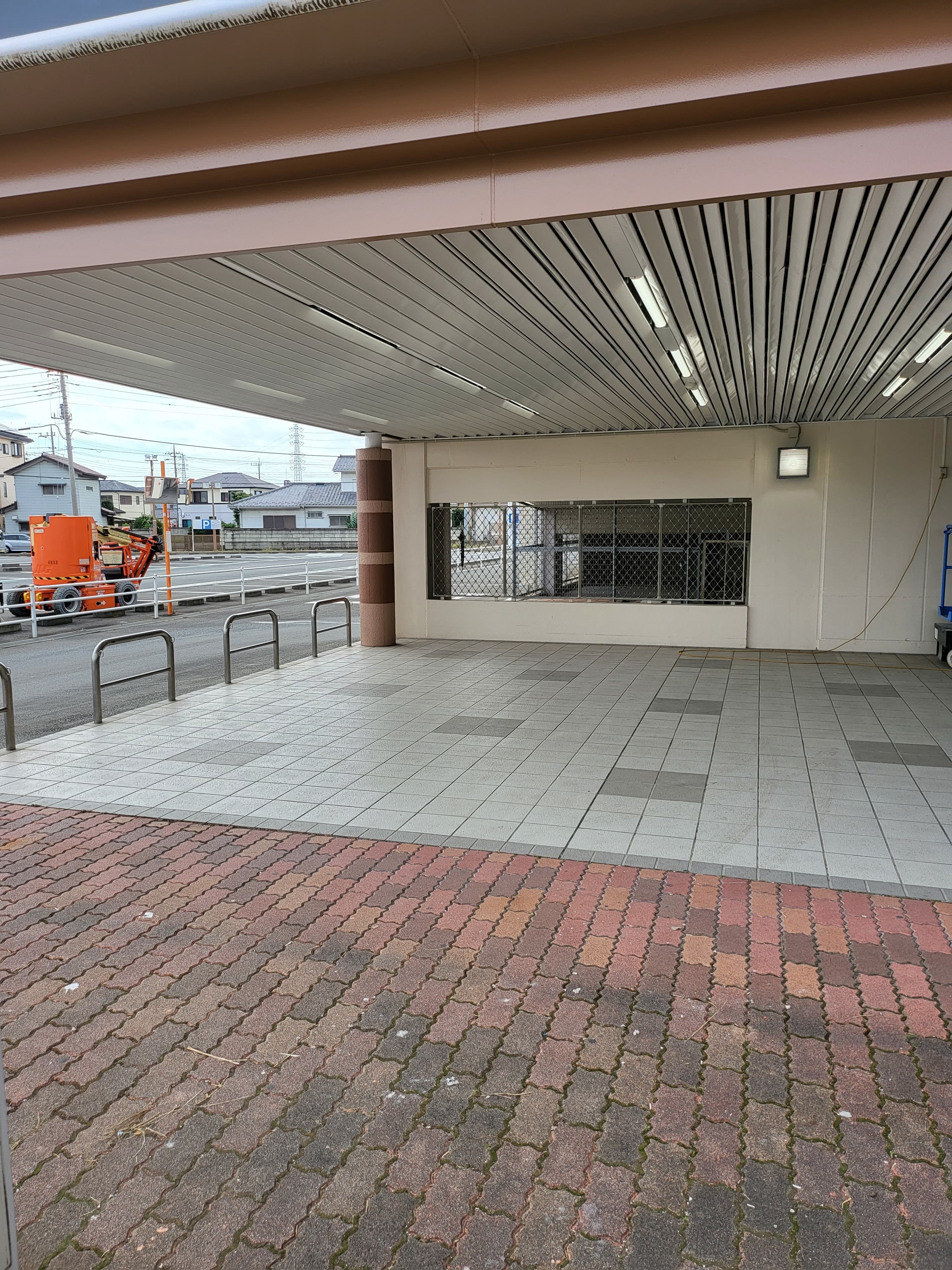①ポップアップストアや出張販売に利用可能な東側出入口軒下スペース2