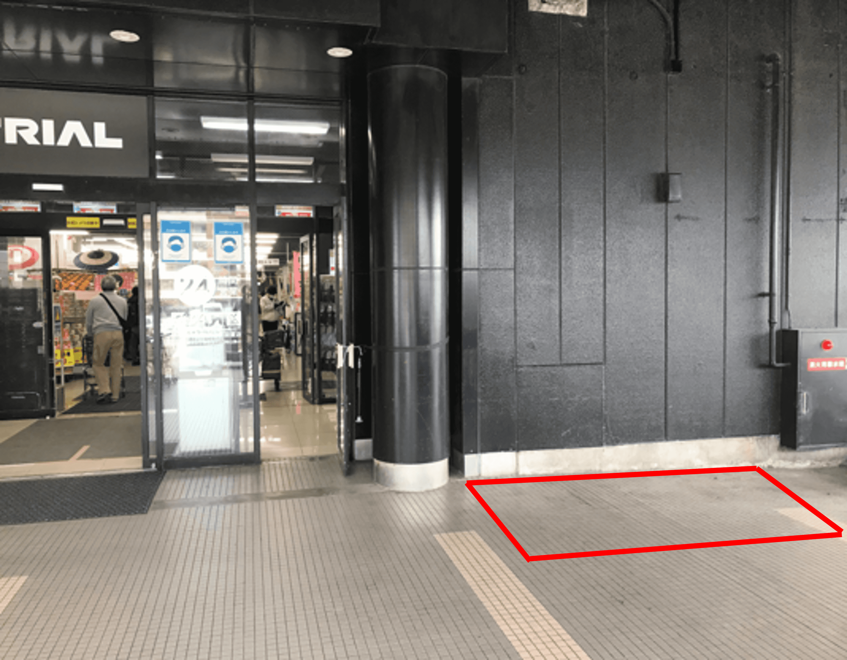 プロモーションや食物販に適した半屋外イベントスペース