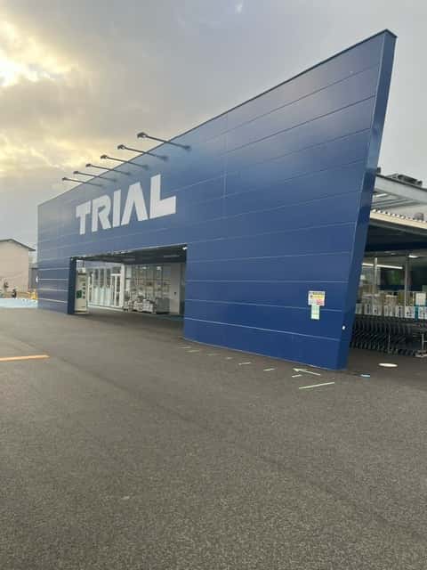 トライアル岩出店 店舗正面ポーチ内「左」(屋根あり)