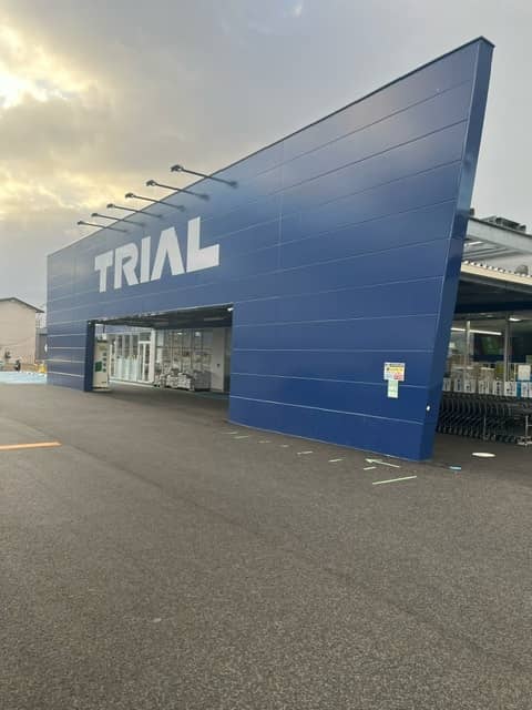 トライアル岩出店 店舗正面ポーチ内「左」(屋根あり)