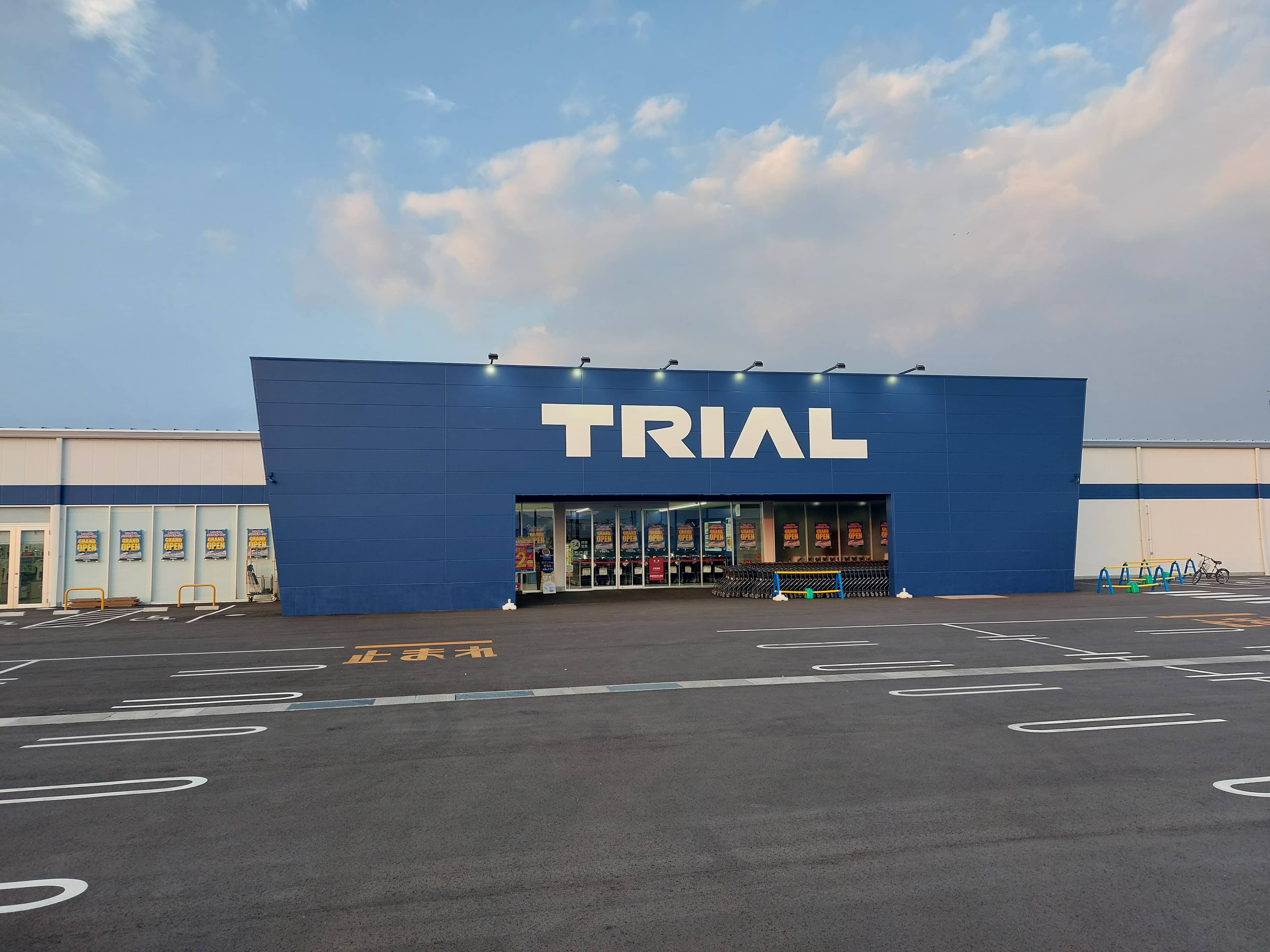 販促プロモ活動に最適な トライアル三木店『風除室』スペース