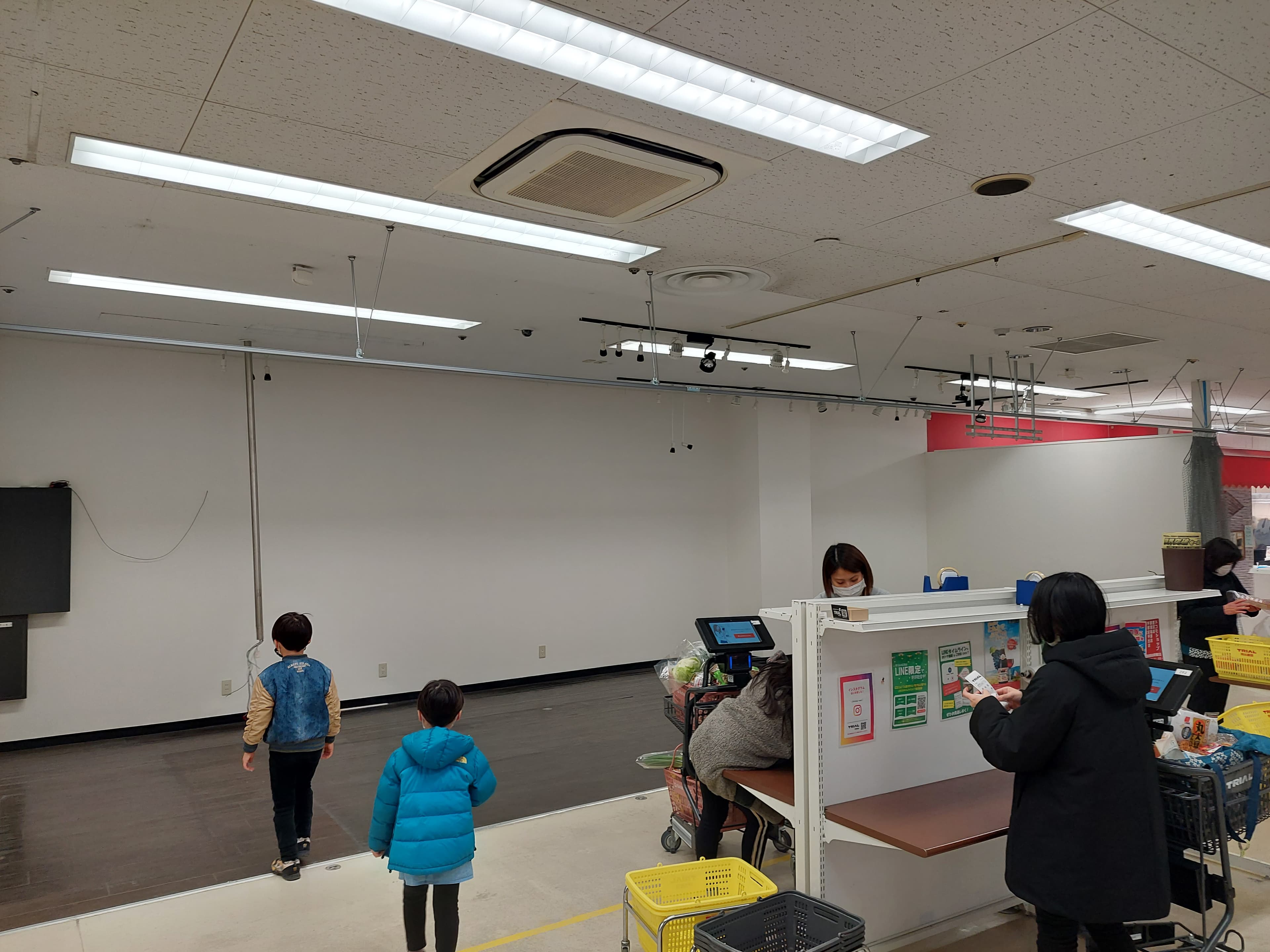 販促プロモーションやポップアップストアに適した視認性の高い1階レジアウト付近のイベントスペース(半面貸しA:右側)【買取催事不可】1