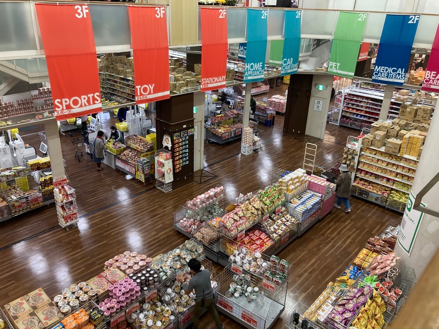 PR活動や食物販に利用可能な 1F風除室前イベントスペース1