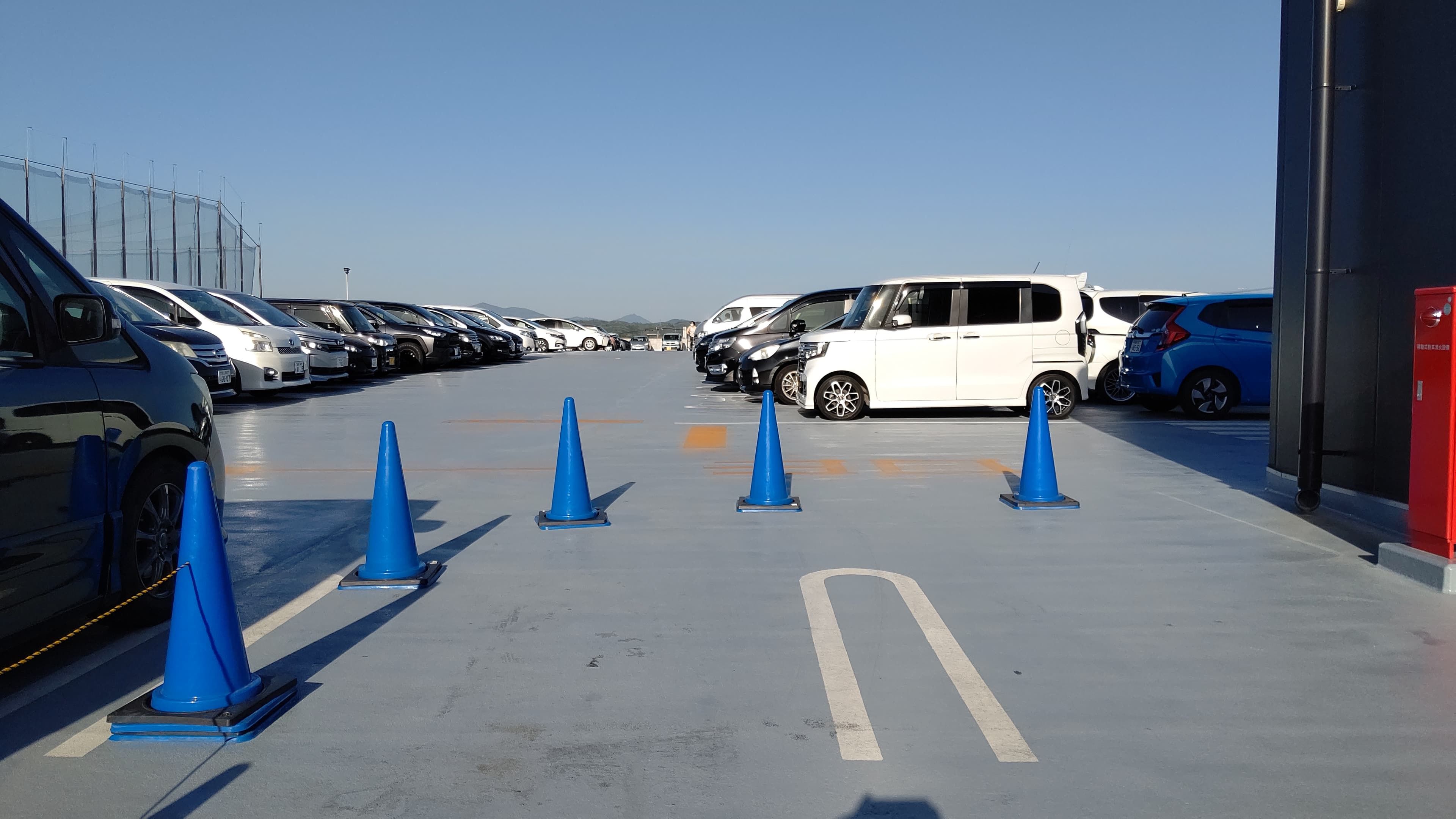 キッチンカー、食物販、プロモーションの出店が可能な「Ⓖ 屋上駐車場キッチンカースペース」1