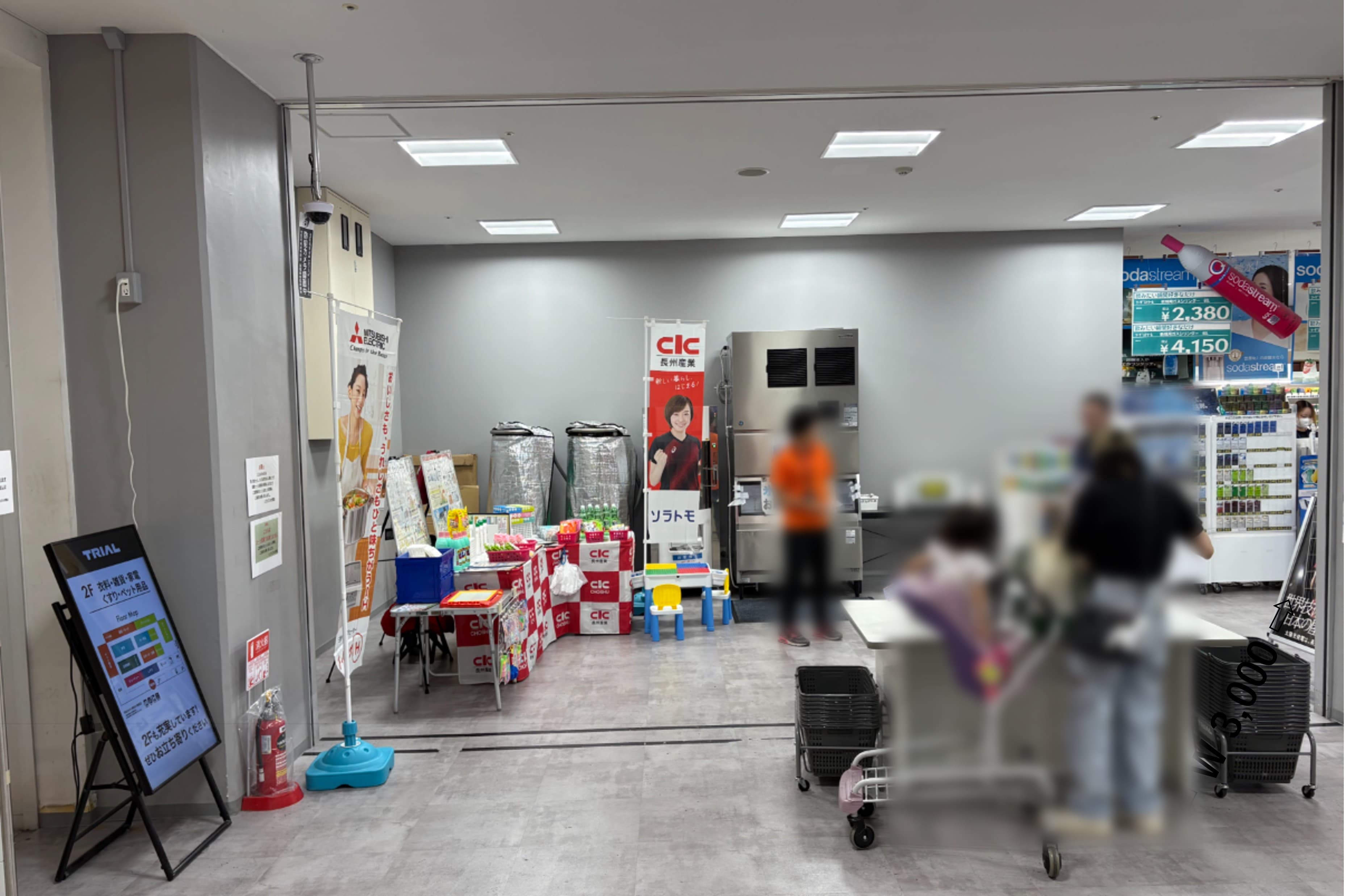 食物販やPR活動に最適な「③ 連絡通路横・ドライアイス前」スペース2